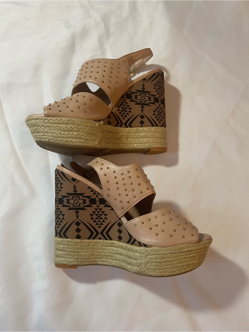 Jessica Simpson Women’s Gold Studded Tan Platform Wedge Heels Sz 8 1/2B (38 1/2)